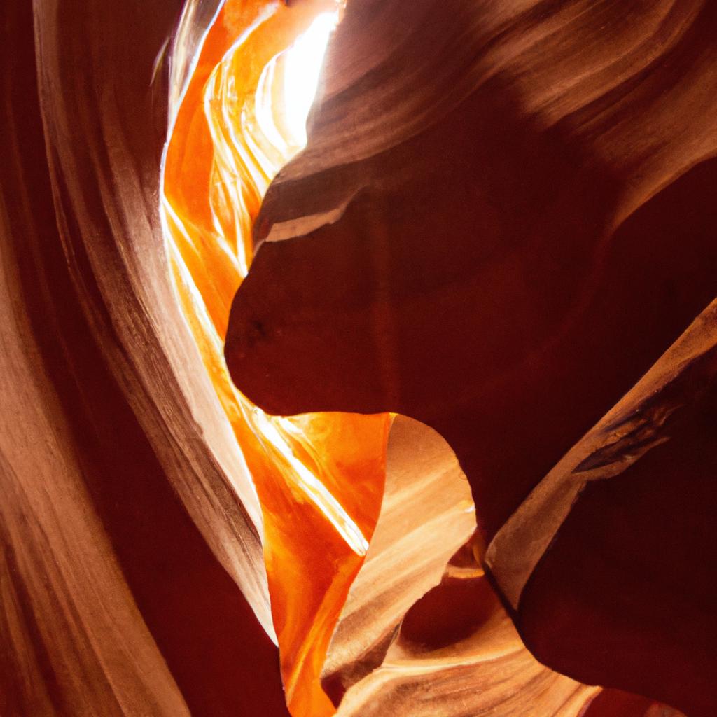 El Cañón Del Antílope En Arizona, Estados Unidos, Es Famoso Por Sus Impresionantes Formaciones Rocosas Y Las Luces Y Sombras Que Se Crean Cuando Los Rayos Del Sol Penetran A Través De Las Estrechas Aberturas En El Cañón.