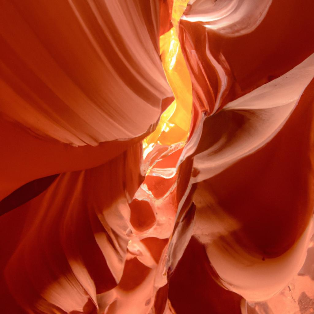 El Cañón Del Antílope, En Arizona, Estados Unidos, Es Una Estrecha Garganta Tallada Por La Erosión Del Agua Y El Viento, Conocida Por Sus Espectaculares Juegos De Luz Y Colores.