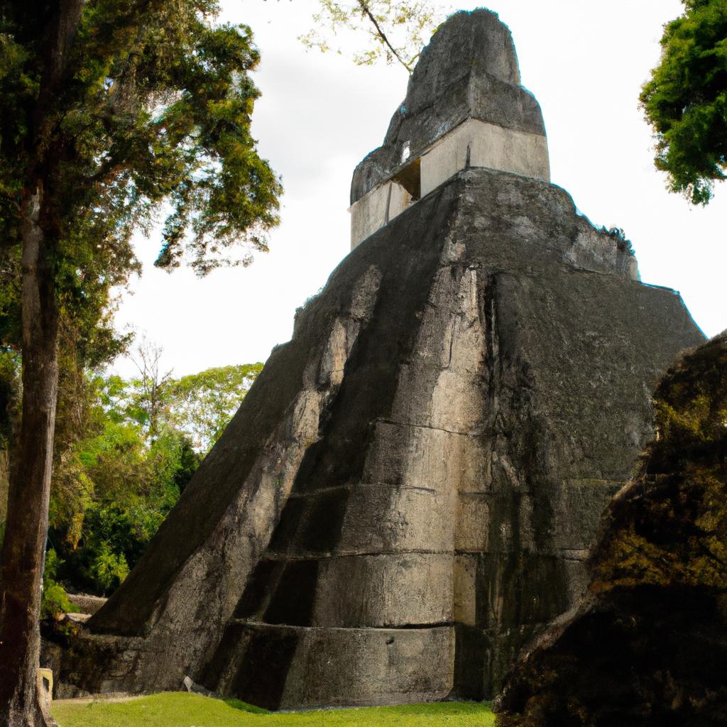 El Descubrimiento De La Ciudad Maya De Tikal En La Selva De Guatemala Reveló Imponentes Templos Y Una Compleja Civilización.