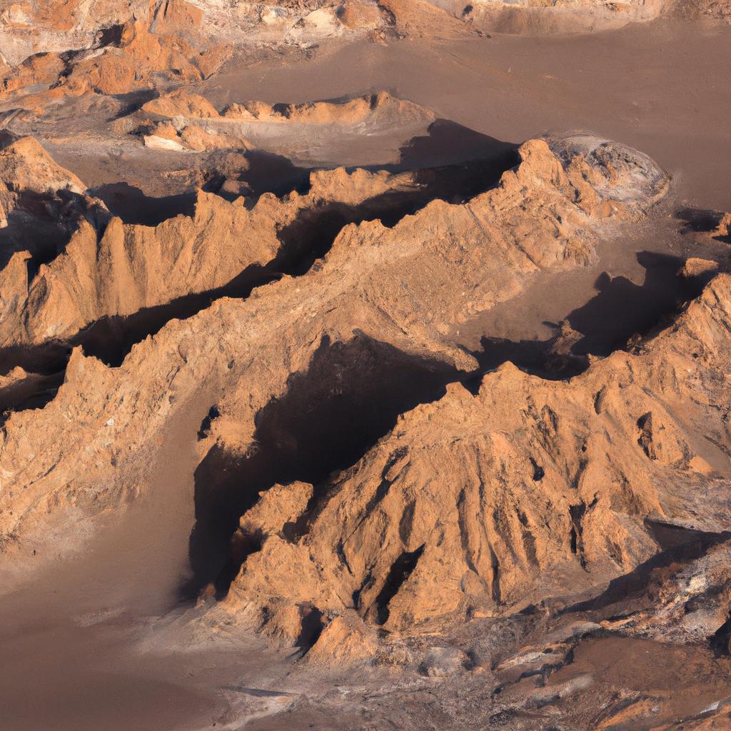 El Desierto De Atacama En Chile Es Uno De Los Lugares Más Secos De La Tierra Y Ofrece Un Paisaje Surrealista Con Dunas, Salares Y Formaciones Rocosas.