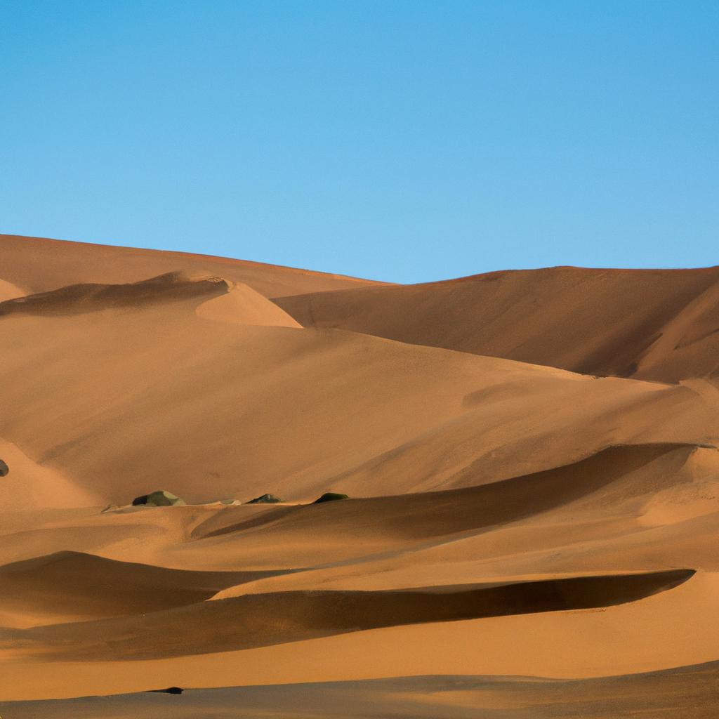 El Desierto De Namib, En Namibia, Es Uno De Los Desiertos Más Antiguos Del Mundo, Con Dunas De Arena Rojiza Que Se Extienden Hasta El Océano Atlántico.