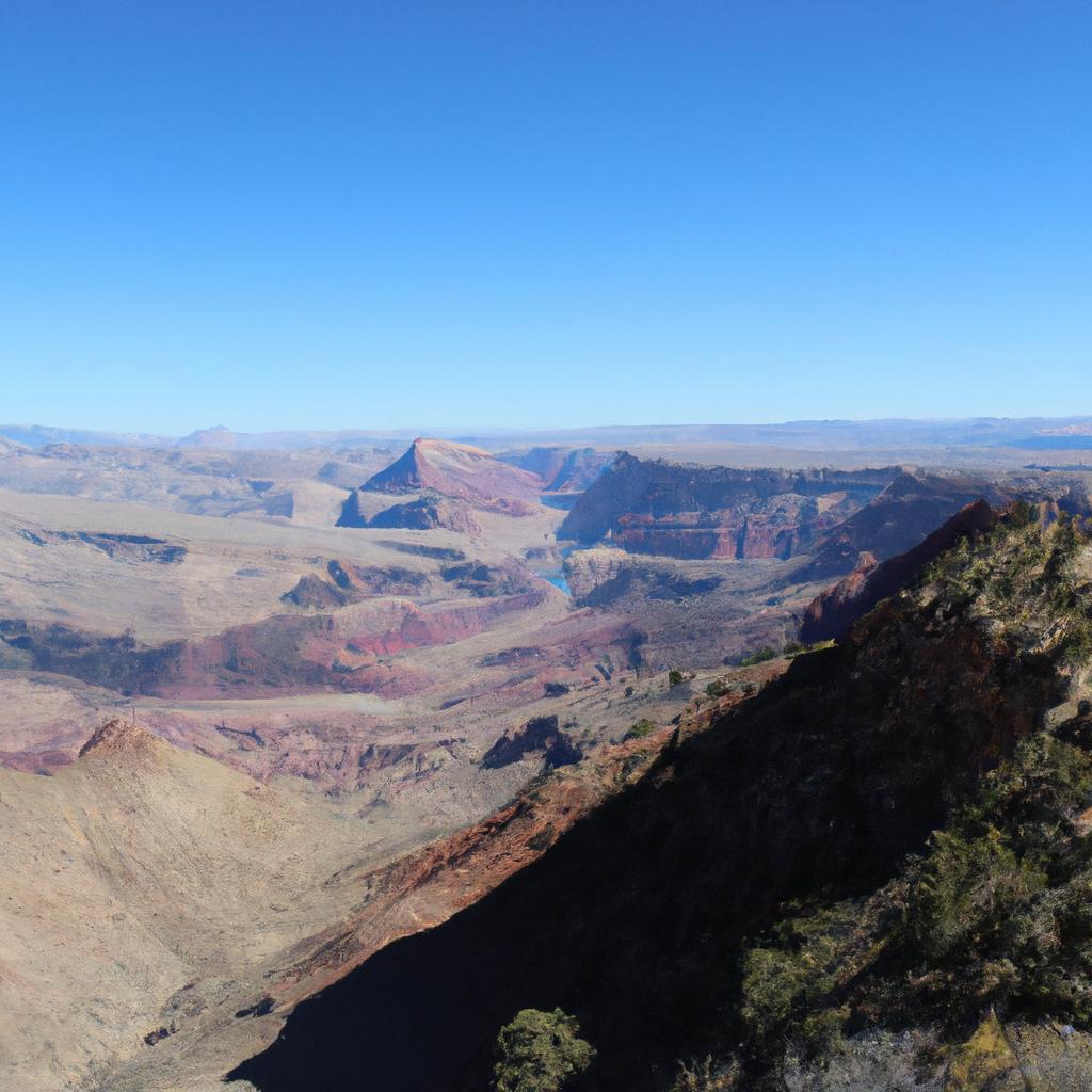 El Gran Cañón Del Colorado Tiene Una Profundidad Máxima De Aproximadamente 1,800 Metros Y Se Extiende Por Más De 446 Kilómetros A Lo Largo Del Río Colorado.