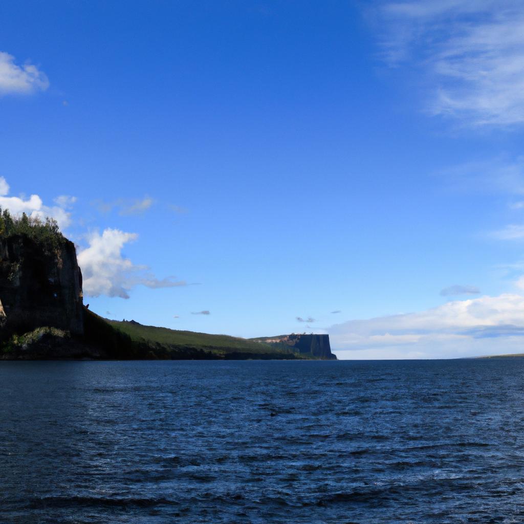 El Lago Superior, En América Del Norte, Es El Lago De Agua Dulce Más Grande Del Mundo Por Superficie.