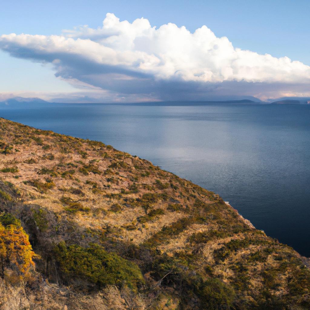 El Lago Titicaca, Ubicado Entre Bolivia Y Perú, Es El Lago Navegable Más Alto Del Mundo.