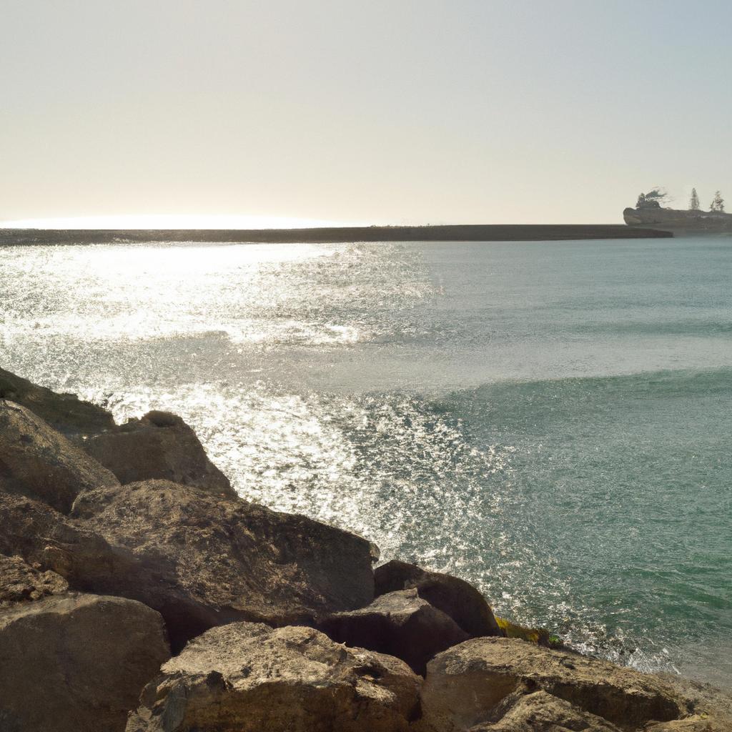 El Mar Mediterráneo, Conectado Al Océano Atlántico, Es Conocido Por Su Clima Cálido Y Sus Importantes Contribuciones A La Civilización Occidental.