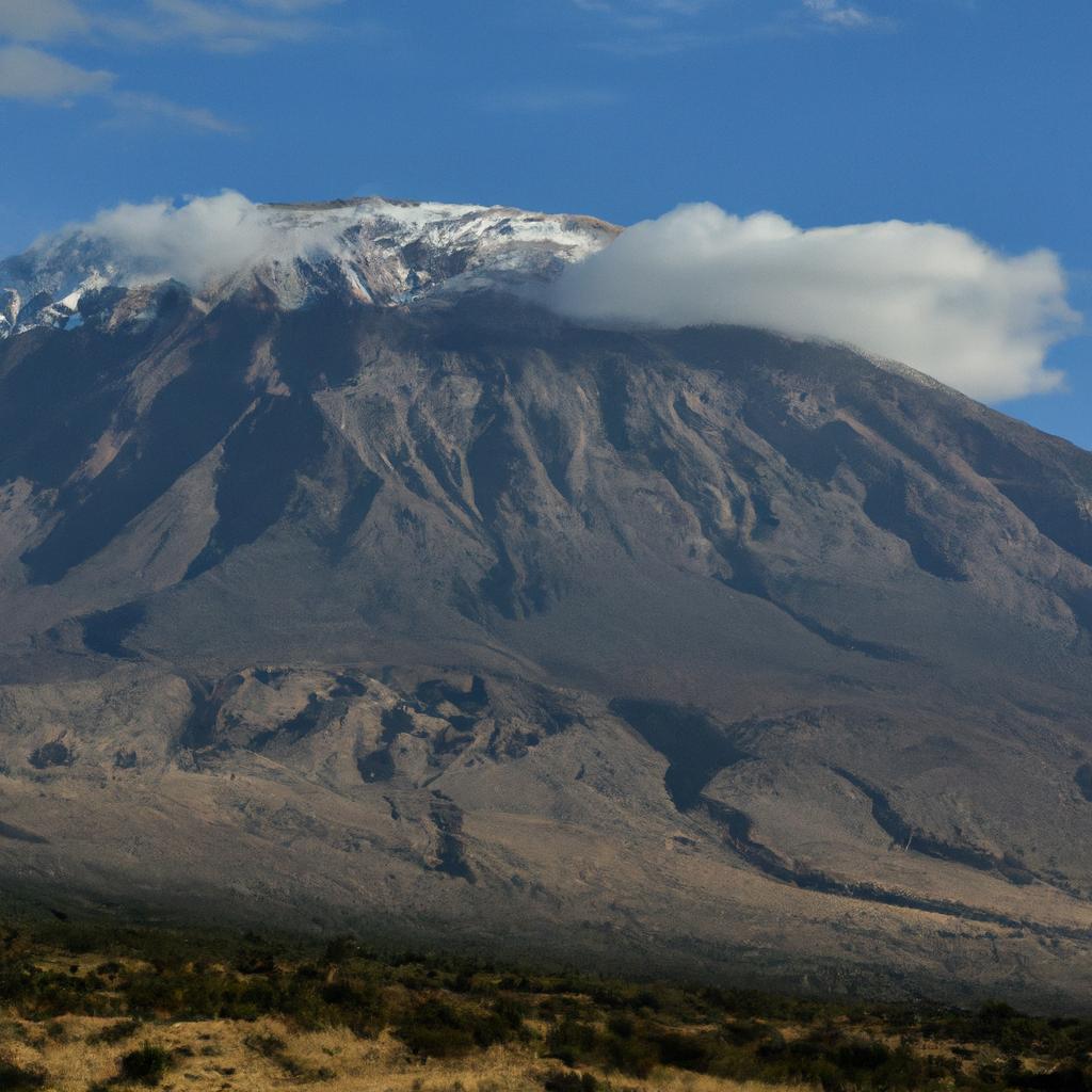 El Monte Kilimanjaro En Tanzania Es La Montaña Más Alta De África Y Tiene Una Serie De Ecosistemas Distintos A Medida Que Uno Asciende Por Su Ladera, Desde La Selva Tropical Hasta La Cumbre Nevada.