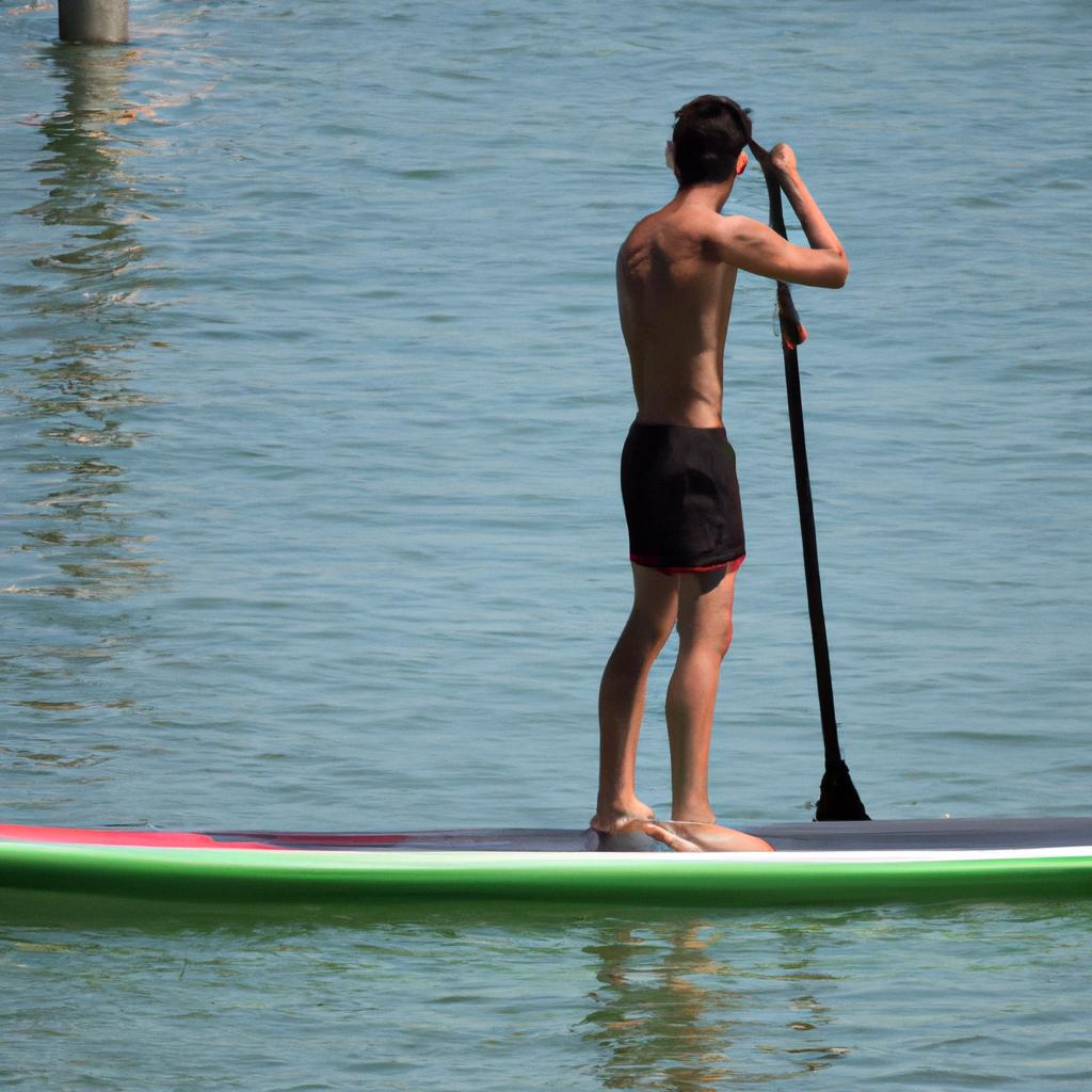 El Paddleboarding Es Un Deporte Acuático En El Que Los Competidores Se Encuentran De Pie En Una Tabla Y Utilizan Un Remo Para Moverse Por El Agua.