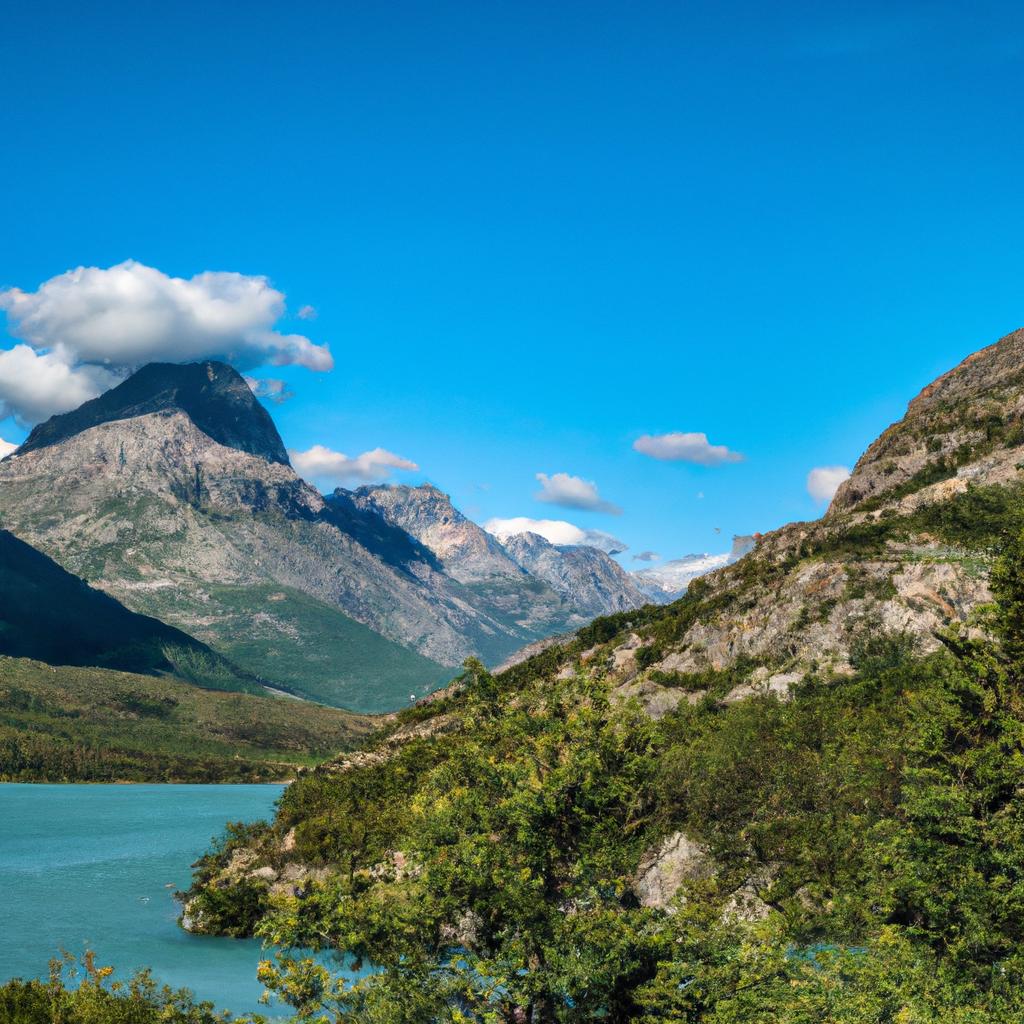 El Parque Nacional De Los Glaciares, En Montana, Estados Unidos, Alberga Más De 130 Glaciares Activos, Impresionantes Lagos De Aguas Turquesas Y Hermosos Paisajes Montañosos.