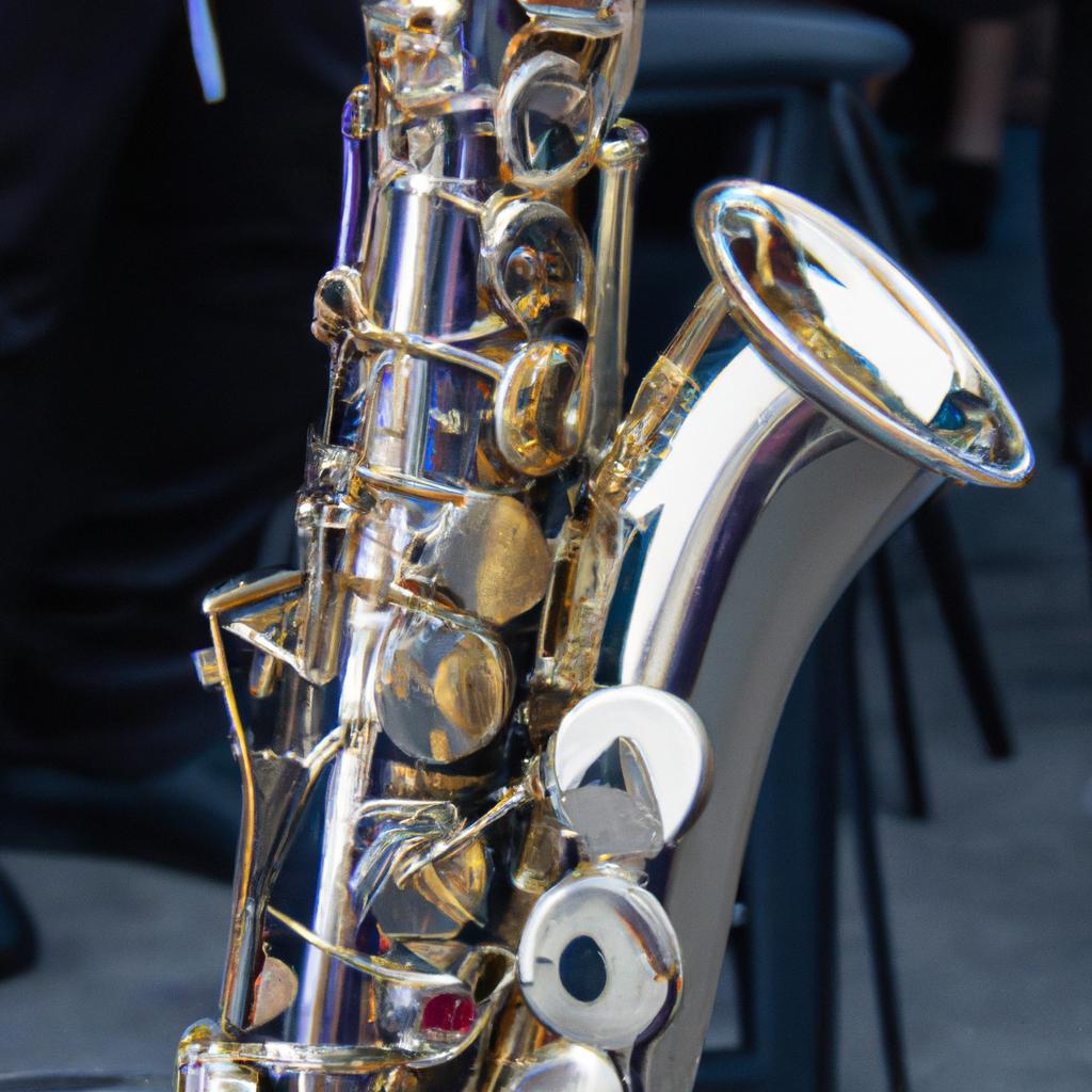 El Saxofón Bajo Es El Miembro Más Grande De La Familia Del Saxofón Y Se Utiliza Principalmente En Conjuntos De Jazz Y Música Clásica Contemporánea.