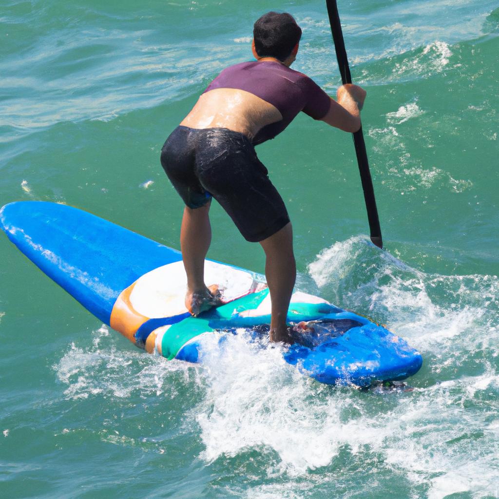 El Surfing De Remo Se Practica De Pie En Una Tabla Larga Y Se Usa Un Remo Para Desplazarse Por El Agua.