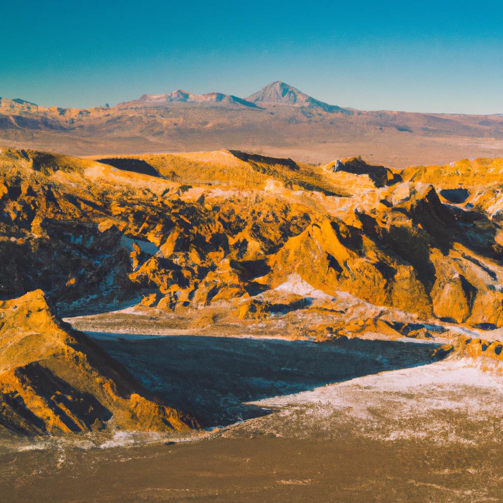 El Valle De La Luna En Chile Es Un Paisaje Lunar Surrealista Con Formaciones Rocosas Erosionadas Y Dunas De Arena, Que Ofrece Vistas Espectaculares Del Desierto De Atacama.