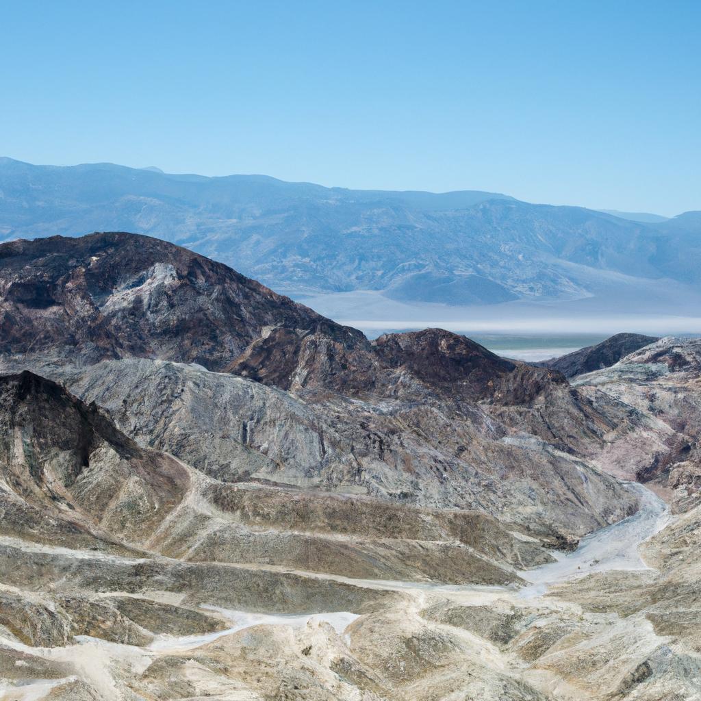 El Valle De La Muerte, En California Y Nevada, Estados Unidos, Es Uno De Los Lugares Más Calurosos Y Secos De La Tierra, Con Paisajes Desérticos Y Características Geológicas únicas.