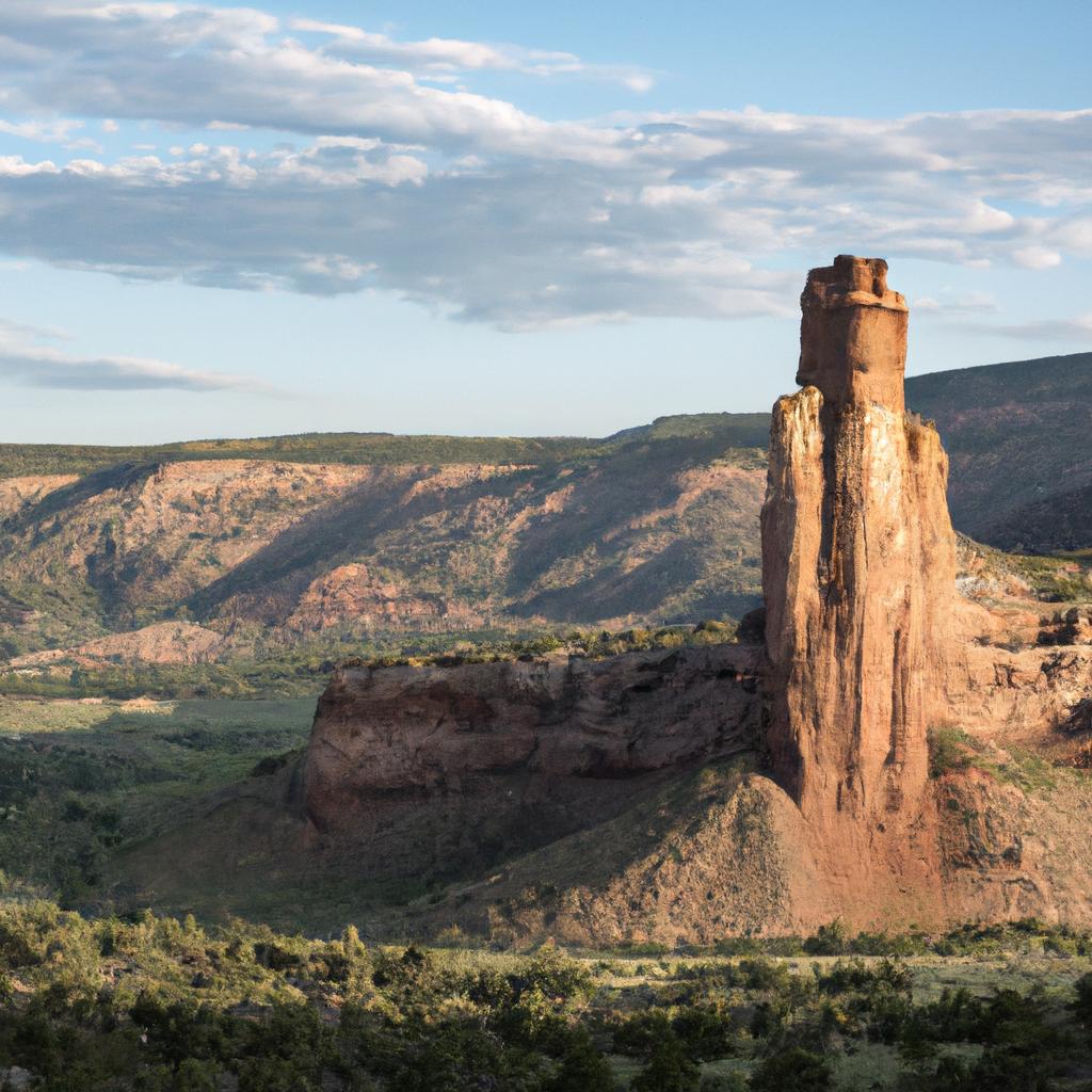 El Valle De Monument, En Colorado, Estados Unidos, Es Conocido Por Sus Formaciones Rocosas únicas Y Dramáticas Que Parecen Pilares Gigantes Esculpidos Por La Naturaleza.