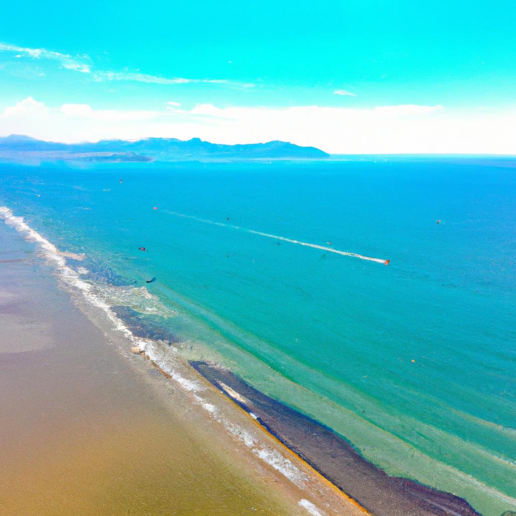 La Corriente Del Golfo Es Una Corriente Oceánica Cálida Que Fluye Desde El Golfo De México Hacia El Atlántico Norte Y Tiene Un Impacto En El Clima De La Costa Este De Estados Unidos Y Europa.