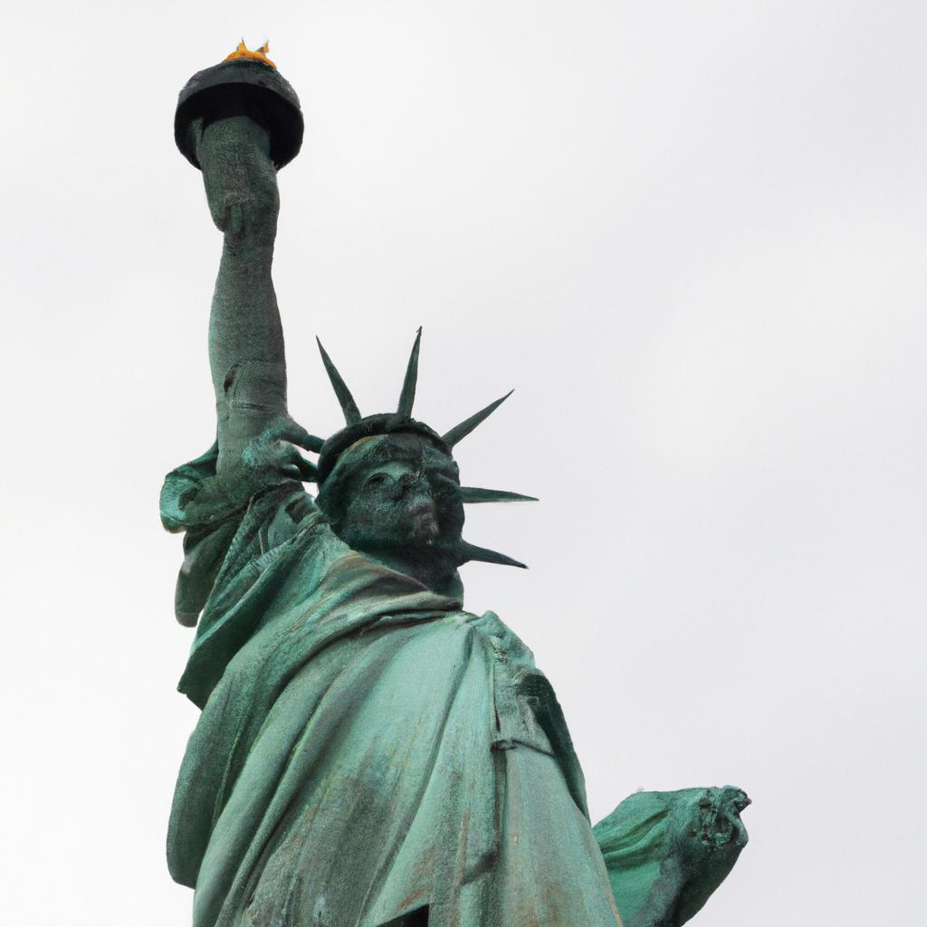 La Estatua De La Libertad En Nueva York, Diseñada Por El Escultor Francés Frédéric Auguste Bartholdi, Es Un Símbolo Icónico De La Libertad Y La Democracia.