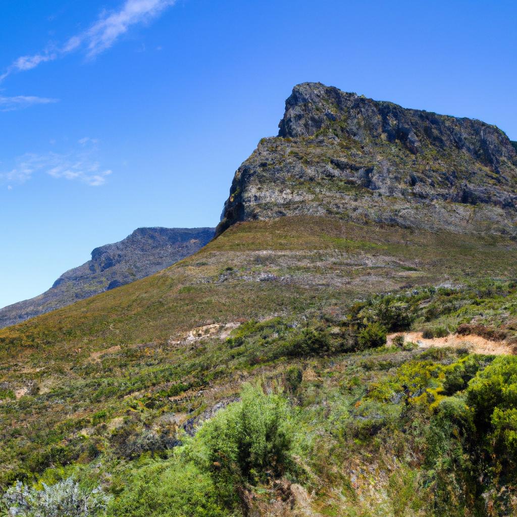 La Montaña De La Mesa En Sudáfrica Es Una Destacada Atracción Turística En Ciudad Del Cabo, Conocida Por Su Cima Plana.