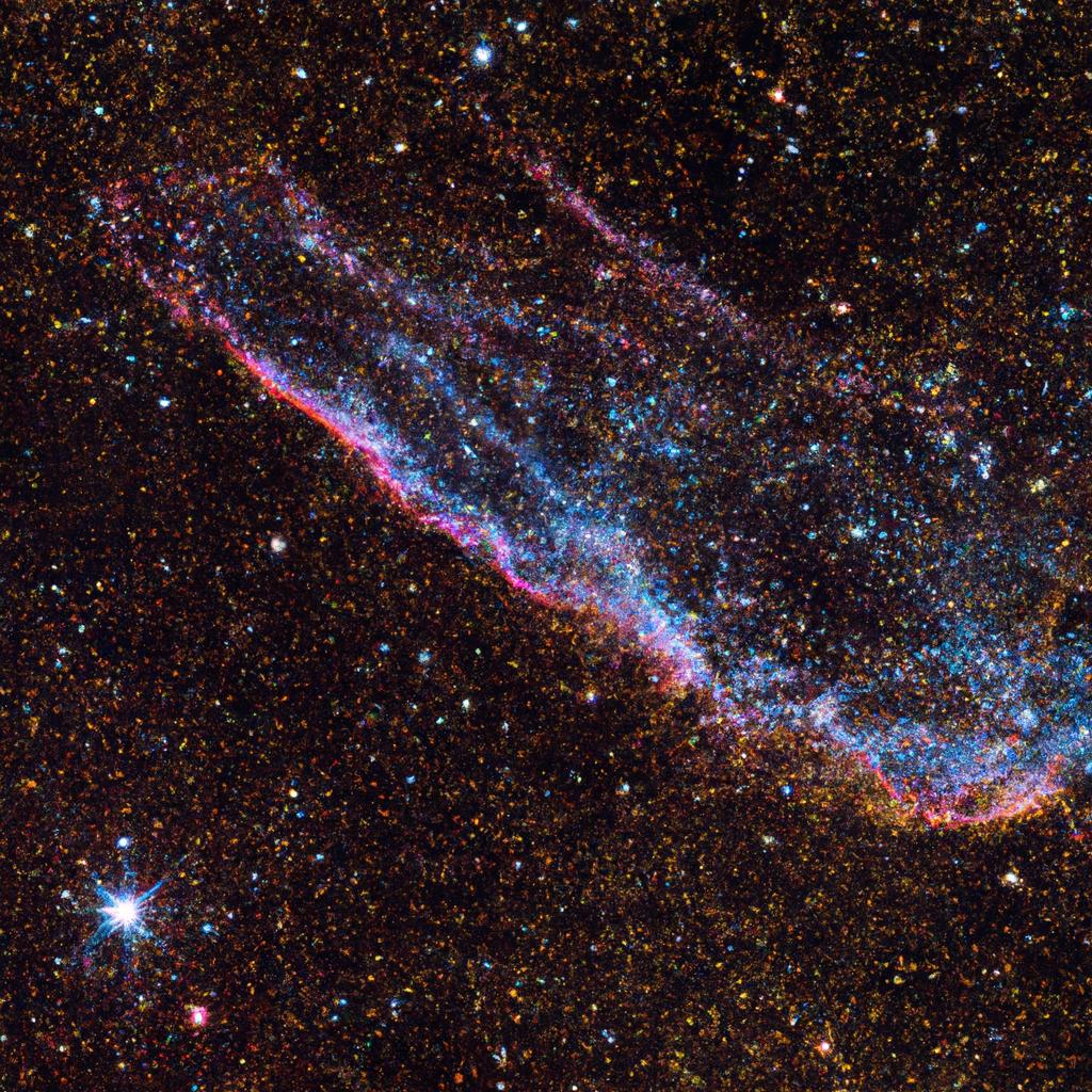 La Nebulosa Del Velo Es El Remanente De Una Supernova Que Explotó Hace Aproximadamente 8,000 Años Y Es Visible En El Cielo Nocturno Como Un Velo De Filamentos Brillantes.