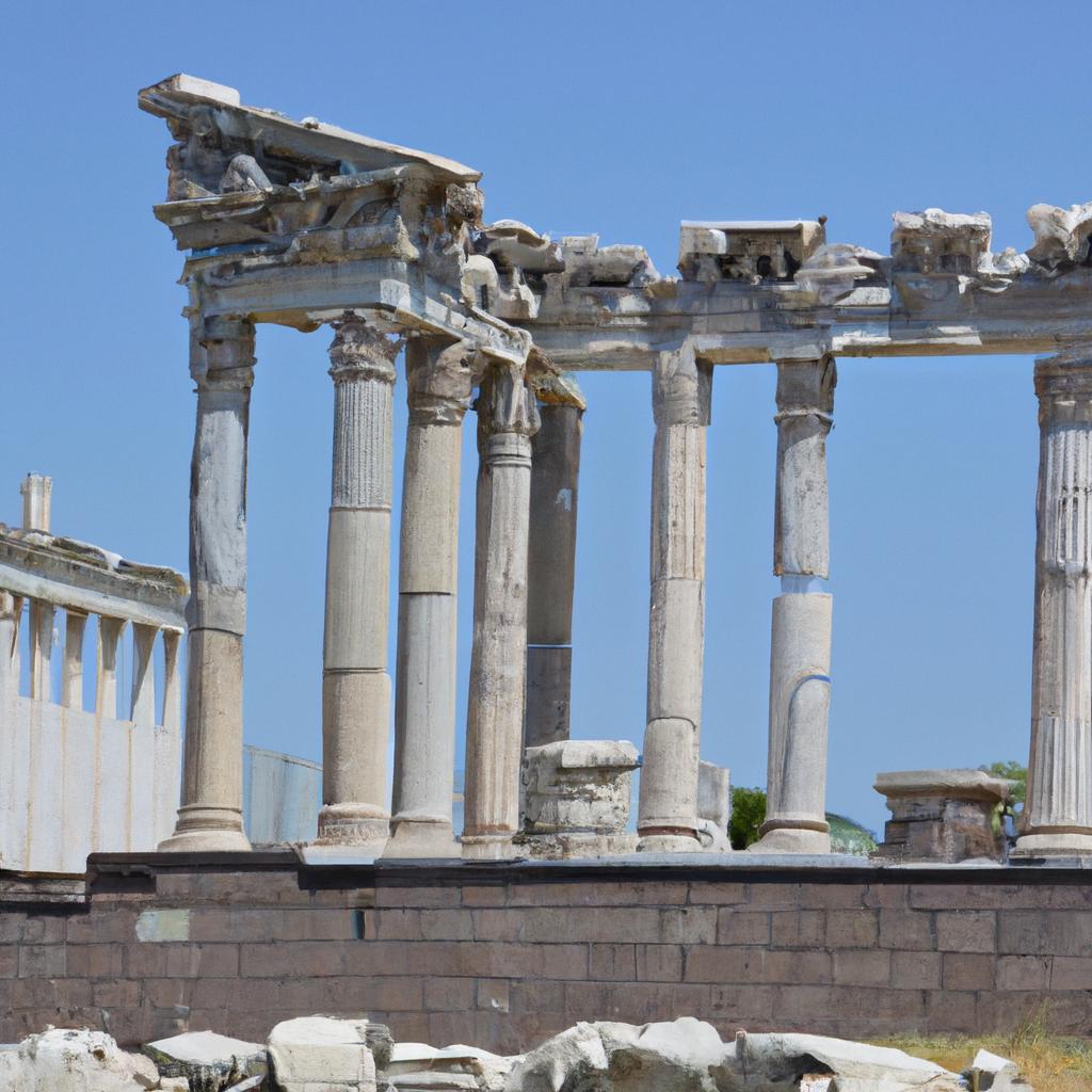 Las Excavaciones En El Sitio De Pergamon En Turquía Han Revelado Una Antigua Ciudad Griega Con Un Impresionante Acrópolis Y Una Biblioteca.