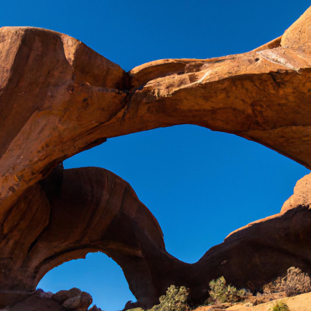 Los Arcos De Piedra, Como El Famoso Arco Del Ángel En El Parque Nacional De Arches En Utah, Son Formaciones Naturales Creadas Por La Erosión Del Viento Y El Agua A Lo Largo De Millones De Años.