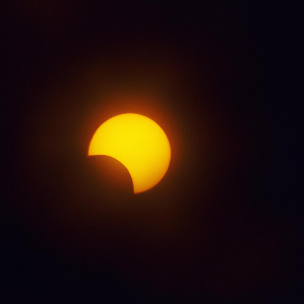 Los Eclipses Solares Ocurren Cuando La Luna Pasa Entre La Tierra Y El Sol, Bloqueando Parcial O Totalmente La Luz Del Sol.