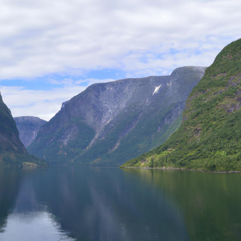 Los Fiordos Son Valles Profundos Y Estrechos Que Se Forman Por La Erosión Glaciar Y Están Llenos De Agua De Mar. Los Fiordos Más Famosos Se Encuentran En Noruega Y Nueva Zelanda.